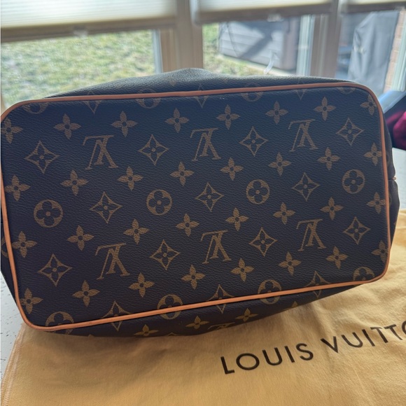 Louis Vuitton Tivoli GM Monogram Tote Bag - Picture 4 of 13